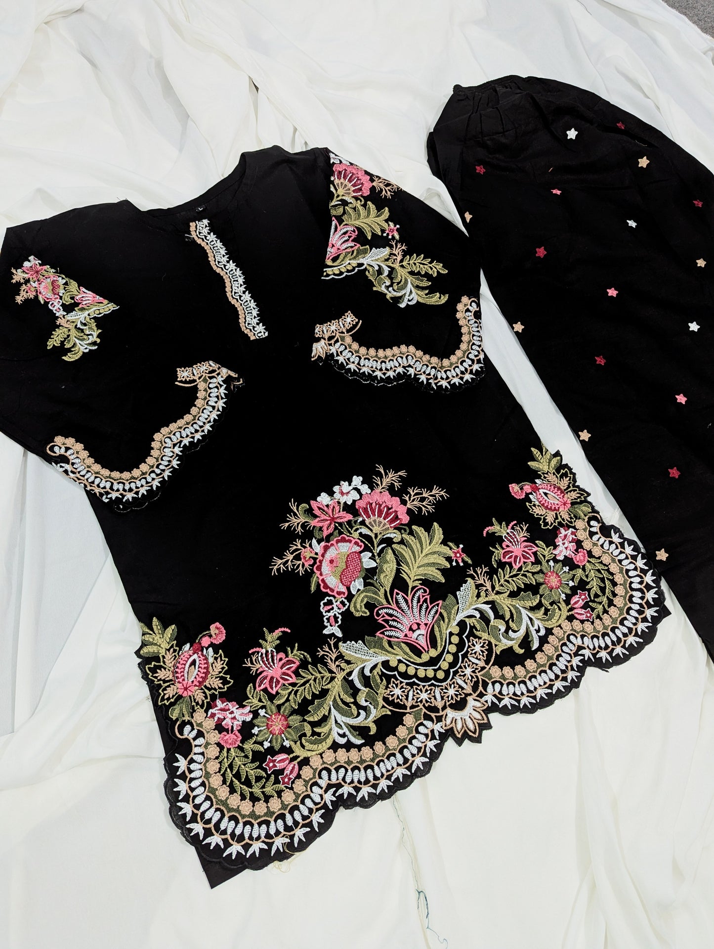MULTI BLACK 2 PC EMBROIDERY